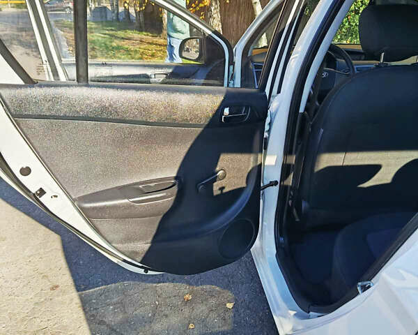 Белый Хендай и20, объемом двигателя 1.4 л и пробегом 194 тыс. км за 8600 $, фото 21 на Automoto.ua