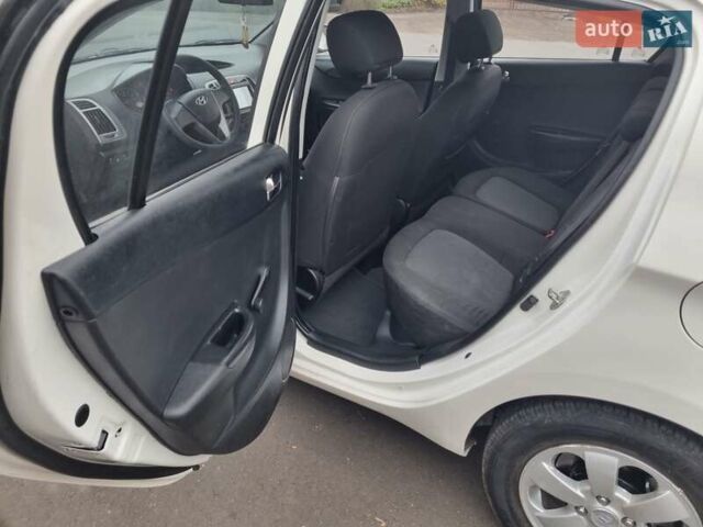 Белый Хендай и20, объемом двигателя 1.4 л и пробегом 125 тыс. км за 7400 $, фото 11 на Automoto.ua