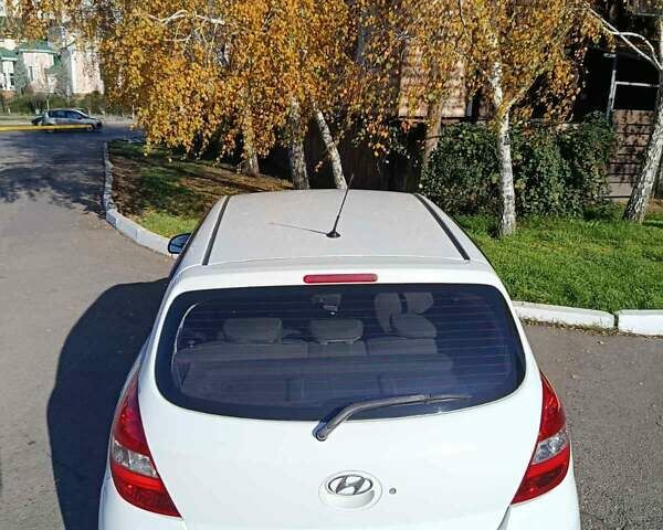 Белый Хендай и20, объемом двигателя 1.4 л и пробегом 194 тыс. км за 8600 $, фото 9 на Automoto.ua