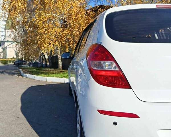 Белый Хендай и20, объемом двигателя 1.4 л и пробегом 194 тыс. км за 8600 $, фото 8 на Automoto.ua
