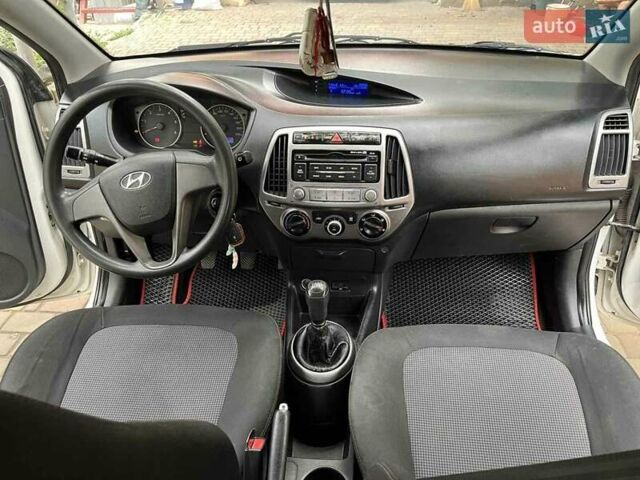 Белый Хендай и20, объемом двигателя 1.12 л и пробегом 202 тыс. км за 5700 $, фото 11 на Automoto.ua