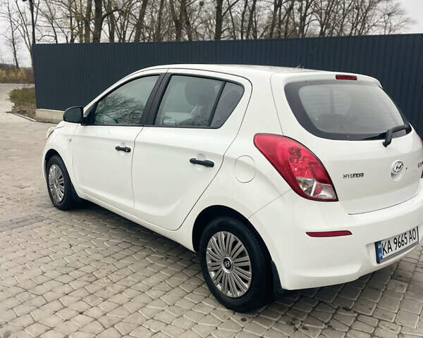 Белый Хендай и20, объемом двигателя 1.25 л и пробегом 143 тыс. км за 5800 $, фото 3 на Automoto.ua
