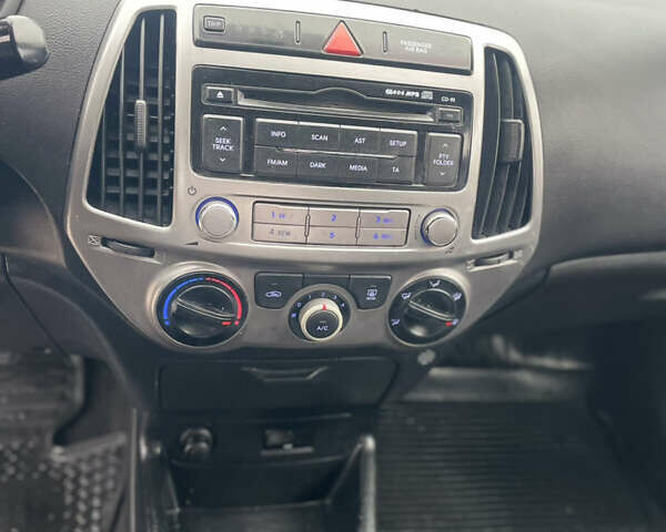 Белый Хендай и20, объемом двигателя 1.25 л и пробегом 143 тыс. км за 5800 $, фото 9 на Automoto.ua