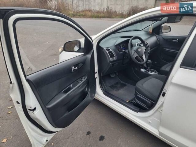 Белый Хендай и20, объемом двигателя 1.4 л и пробегом 125 тыс. км за 7400 $, фото 4 на Automoto.ua