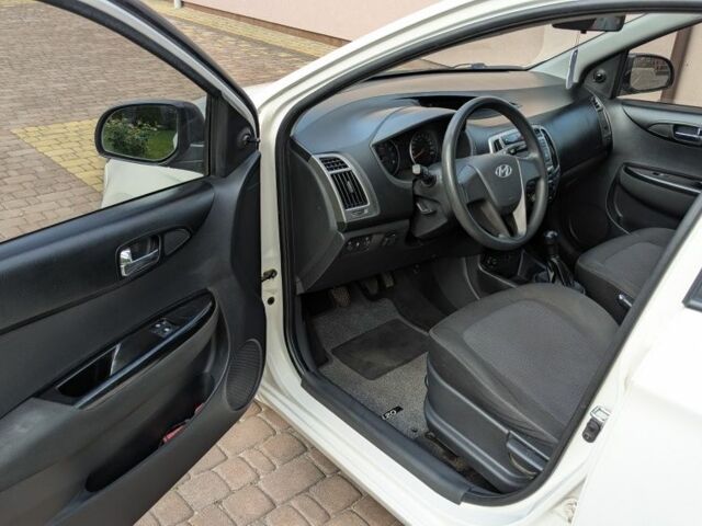 Білий Хендай і20, об'ємом двигуна 1.2 л та пробігом 175 тис. км за 5150 $, фото 9 на Automoto.ua