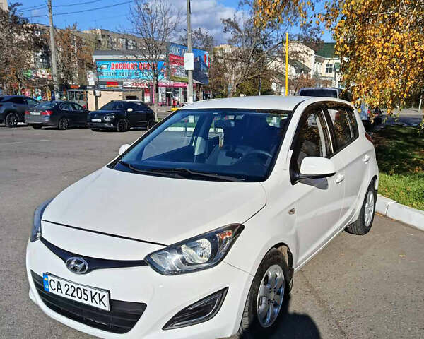 Белый Хендай и20, объемом двигателя 1.4 л и пробегом 194 тыс. км за 8600 $, фото 5 на Automoto.ua