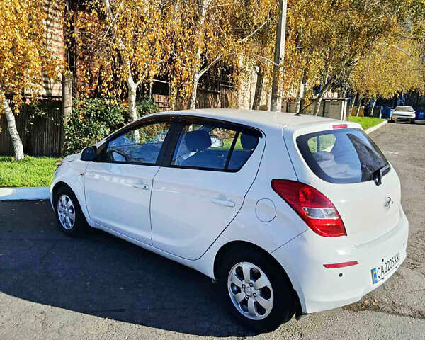 Белый Хендай и20, объемом двигателя 1.4 л и пробегом 194 тыс. км за 8600 $, фото 7 на Automoto.ua