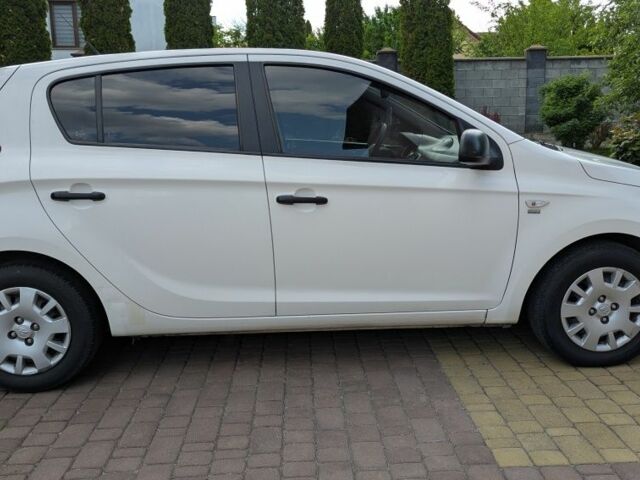 Білий Хендай і20, об'ємом двигуна 1.2 л та пробігом 175 тис. км за 5150 $, фото 4 на Automoto.ua