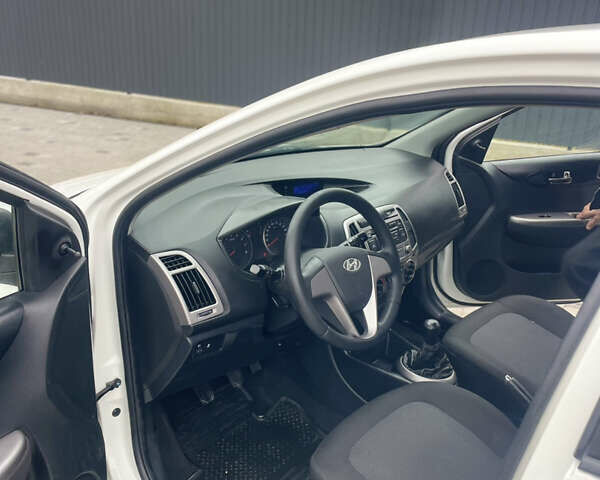 Белый Хендай и20, объемом двигателя 1.25 л и пробегом 143 тыс. км за 5800 $, фото 10 на Automoto.ua
