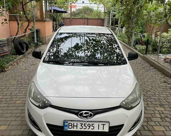 Белый Хендай и20, объемом двигателя 1.12 л и пробегом 202 тыс. км за 5700 $, фото 4 на Automoto.ua