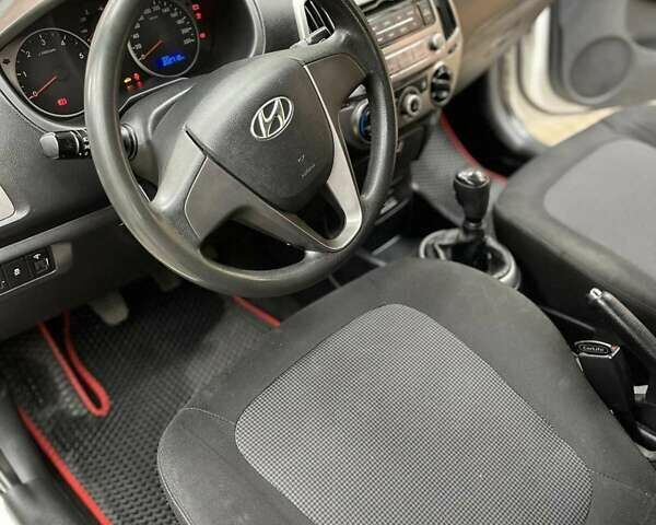 Белый Хендай и20, объемом двигателя 1.12 л и пробегом 202 тыс. км за 5700 $, фото 12 на Automoto.ua