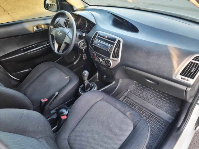 Білий Хендай і20, об'ємом двигуна 1.4 л та пробігом 135 тис. км за 6499 $, фото 12 на Automoto.ua