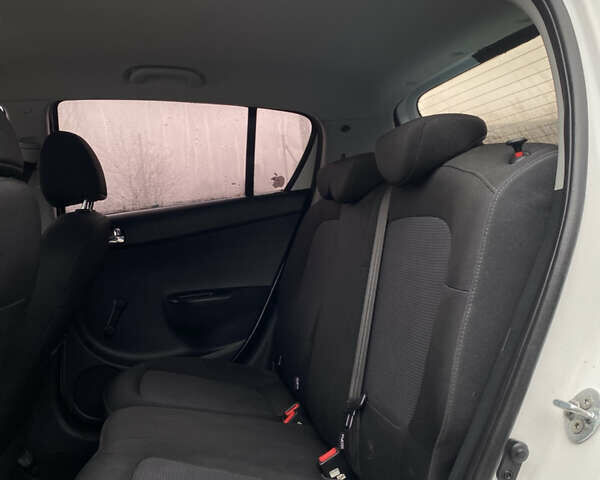 Білий Хендай і20, об'ємом двигуна 1.12 л та пробігом 260 тис. км за 5900 $, фото 36 на Automoto.ua
