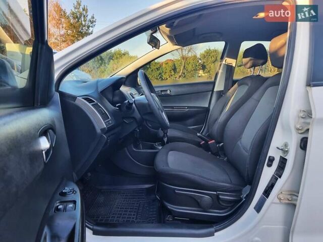 Белый Хендай и20, объемом двигателя 1.4 л и пробегом 135 тыс. км за 5999 $, фото 20 на Automoto.ua