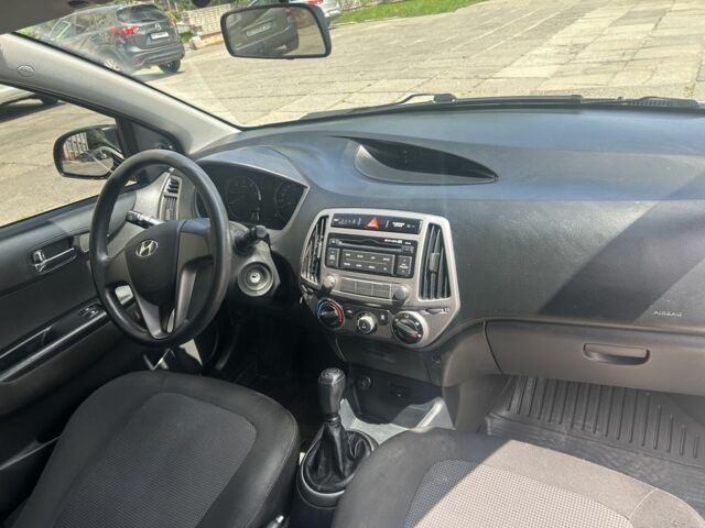 Белый Хендай и20, объемом двигателя 1.1 л и пробегом 188 тыс. км за 6250 $, фото 6 на Automoto.ua