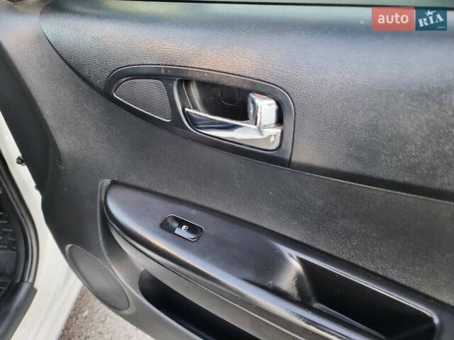 Белый Хендай и20, объемом двигателя 1.4 л и пробегом 135 тыс. км за 5999 $, фото 33 на Automoto.ua