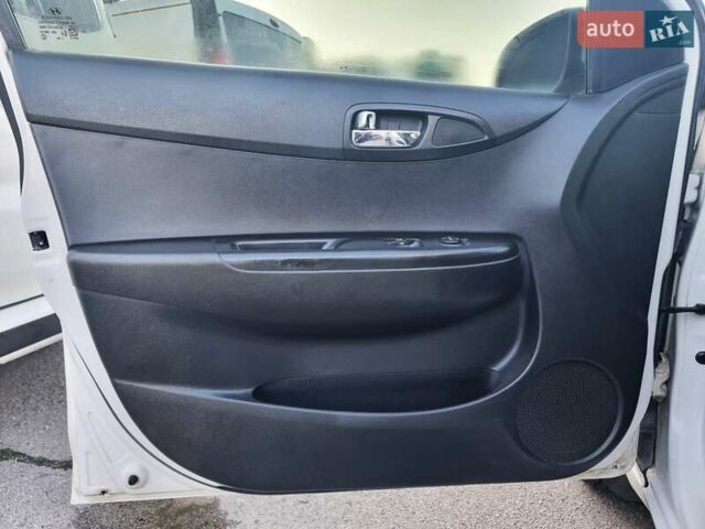 Белый Хендай и20, объемом двигателя 1.4 л и пробегом 135 тыс. км за 5999 $, фото 18 на Automoto.ua