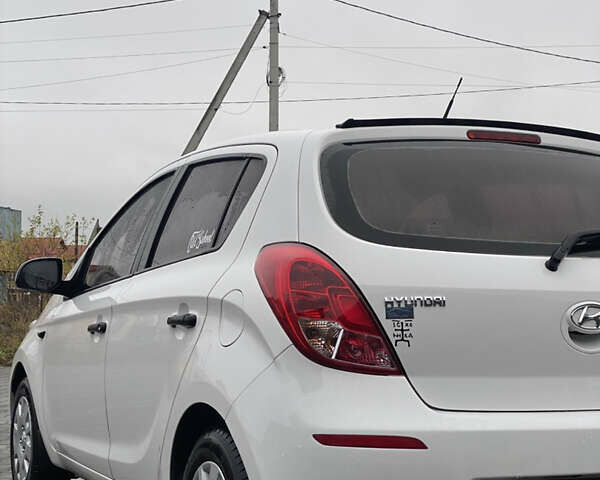 Білий Хендай і20, об'ємом двигуна 1.12 л та пробігом 260 тис. км за 5900 $, фото 25 на Automoto.ua