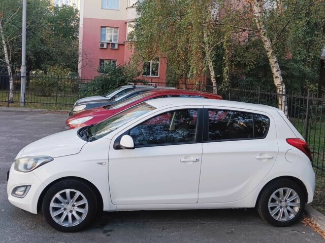 Білий Хендай і20, об'ємом двигуна 1.1 л та пробігом 281 тис. км за 7090 $, фото 8 на Automoto.ua