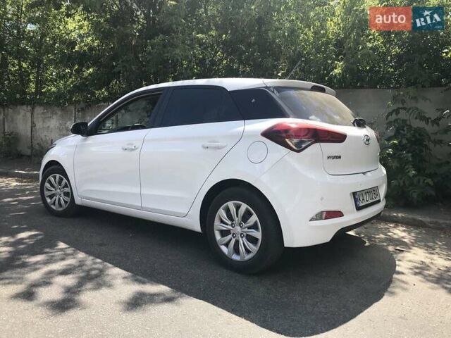 Белый Хендай и20, объемом двигателя 1.1 л и пробегом 120 тыс. км за 8400 $, фото 3 на Automoto.ua