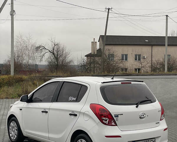 Білий Хендай і20, об'ємом двигуна 1.12 л та пробігом 260 тис. км за 5900 $, фото 22 на Automoto.ua