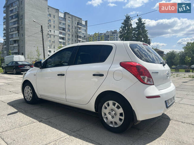Білий Хендай і20, об'ємом двигуна 1.12 л та пробігом 180 тис. км за 6699 $, фото 2 на Automoto.ua