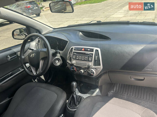 Білий Хендай і20, об'ємом двигуна 1.12 л та пробігом 180 тис. км за 6699 $, фото 6 на Automoto.ua