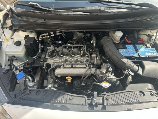 Белый Хендай и20, объемом двигателя 1.1 л и пробегом 188 тыс. км за 6250 $, фото 7 на Automoto.ua