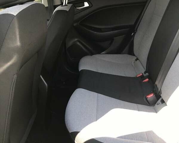 Белый Хендай и20, объемом двигателя 1.1 л и пробегом 120 тыс. км за 8400 $, фото 6 на Automoto.ua