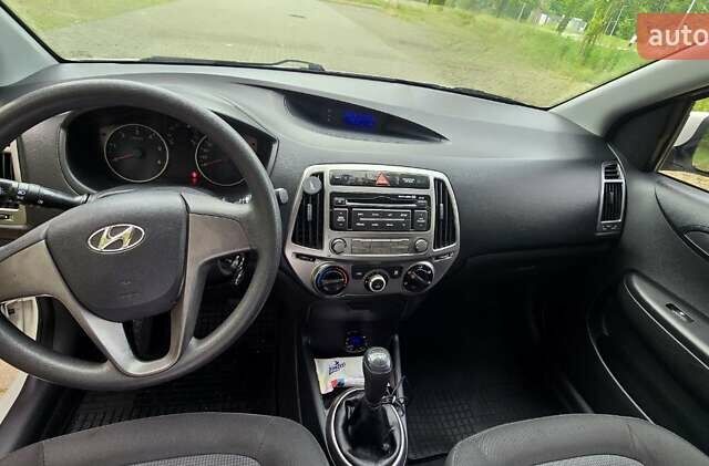 Белый Хендай и20, объемом двигателя 1.4 л и пробегом 60 тыс. км за 7400 $, фото 6 на Automoto.ua