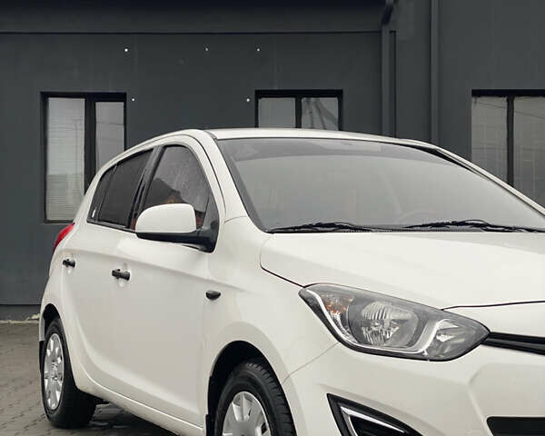 Білий Хендай і20, об'ємом двигуна 1.12 л та пробігом 260 тис. км за 5900 $, фото 3 на Automoto.ua