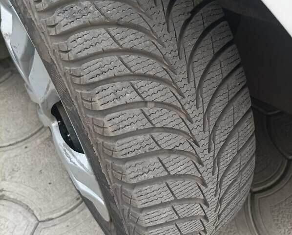 Белый Хендай и20, объемом двигателя 1.1 л и пробегом 195 тыс. км за 5700 $, фото 7 на Automoto.ua