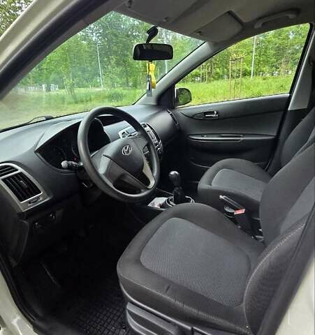 Белый Хендай и20, объемом двигателя 1.4 л и пробегом 60 тыс. км за 7400 $, фото 5 на Automoto.ua