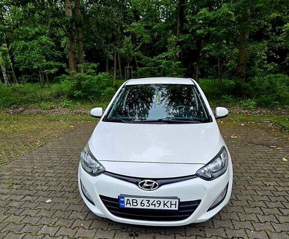 Белый Хендай и20, объемом двигателя 1.4 л и пробегом 60 тыс. км за 7400 $, фото 1 на Automoto.ua