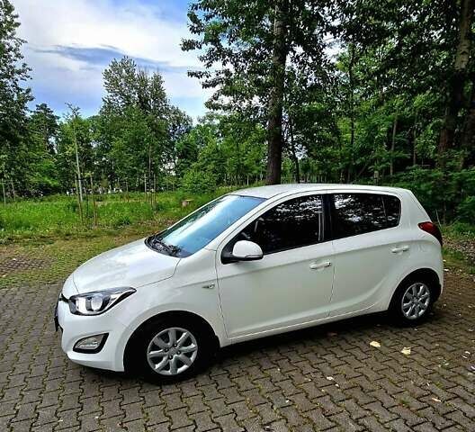 Белый Хендай и20, объемом двигателя 1.4 л и пробегом 60 тыс. км за 7400 $, фото 3 на Automoto.ua