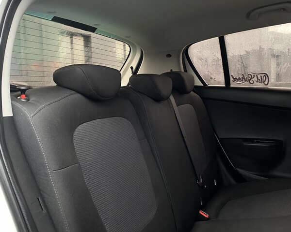 Білий Хендай і20, об'ємом двигуна 1.12 л та пробігом 260 тис. км за 5900 $, фото 35 на Automoto.ua