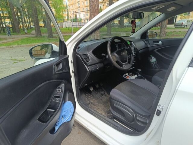 Белый Хендай и20, объемом двигателя 1.1 л и пробегом 232 тыс. км за 7500 $, фото 5 на Automoto.ua