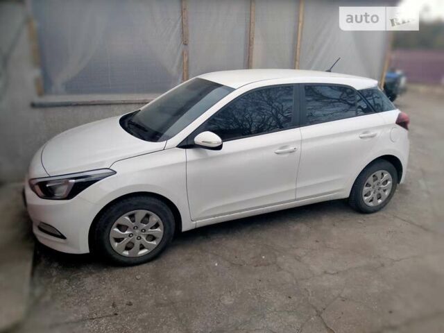 Хендай и20 2015 в Одессе на Automoto.ua Белый Хендай и20, объемом двигателя 1.12 л и пробегом 175 тыс. км за 8000 $, фото 3 на Automoto.ua