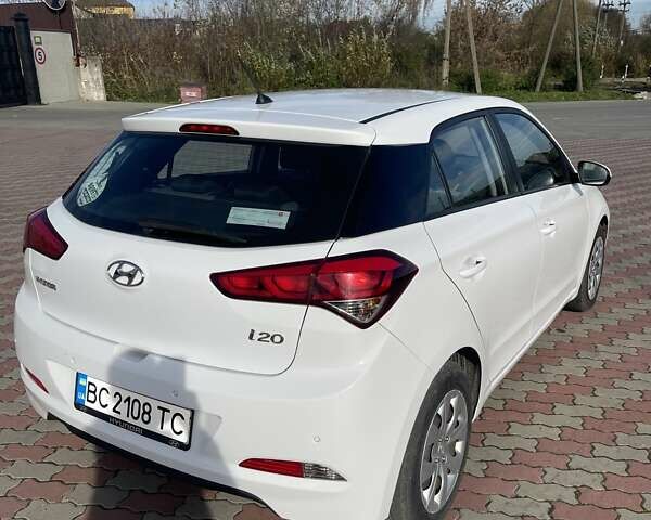 Белый Хендай и20, объемом двигателя 1.12 л и пробегом 237 тыс. км за 7700 $, фото 2 на Automoto.ua