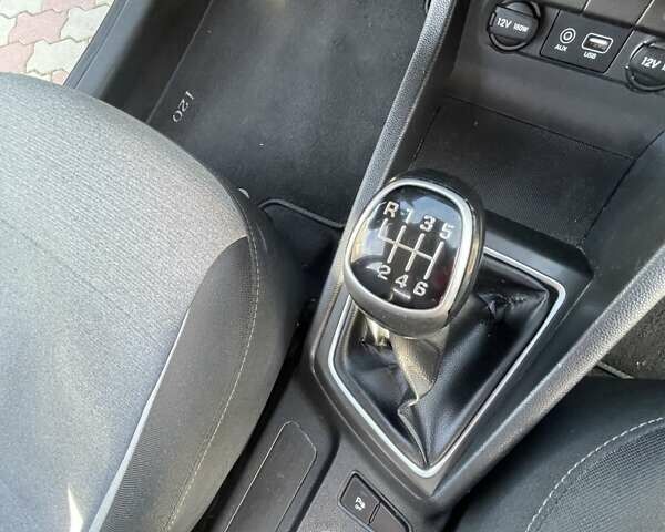 Белый Хендай и20, объемом двигателя 1.12 л и пробегом 237 тыс. км за 7700 $, фото 18 на Automoto.ua
