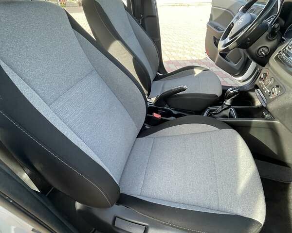 Белый Хендай и20, объемом двигателя 1.12 л и пробегом 237 тыс. км за 7700 $, фото 17 на Automoto.ua
