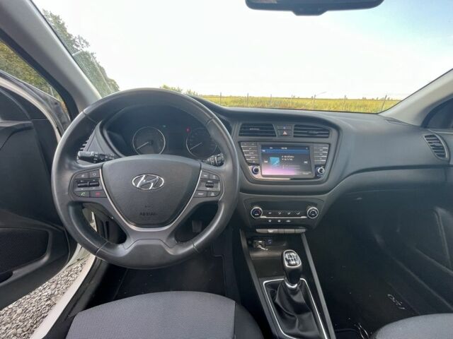 Хендай и20 2017 в Краматорске на Automoto.ua Белый Хендай и20, объемом двигателя 1.4 л и пробегом 105 тыс. км за 10200 $, фото 7 на Automoto.ua