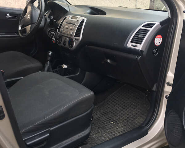 Бежевий Хендай і20, об'ємом двигуна 1.25 л та пробігом 188 тис. км за 5400 $, фото 11 на Automoto.ua