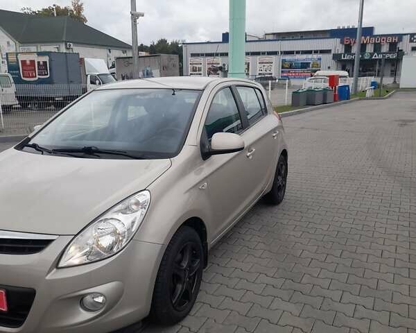 Бежевий Хендай і20, об'ємом двигуна 1.4 л та пробігом 103 тис. км за 8300 $, фото 3 на Automoto.ua