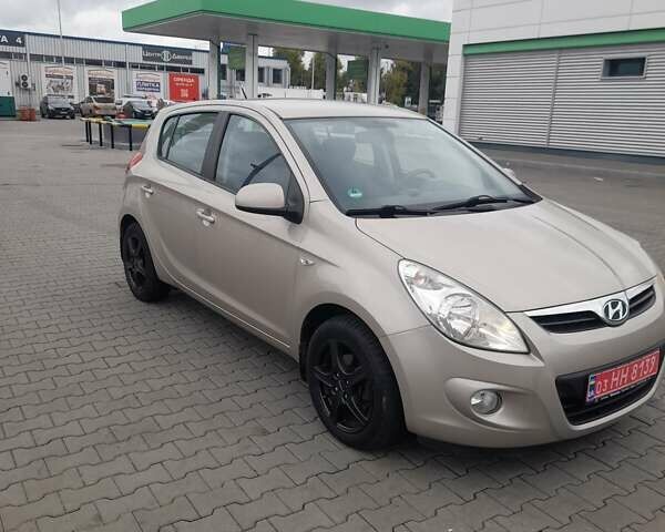 Бежевий Хендай і20, об'ємом двигуна 1.4 л та пробігом 103 тис. км за 8300 $, фото 6 на Automoto.ua