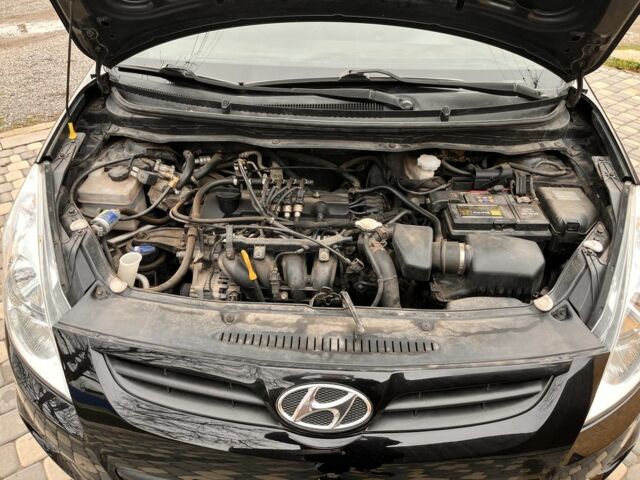 Черный Хендай и20, объемом двигателя 1.2 л и пробегом 184 тыс. км за 5000 $, фото 7 на Automoto.ua