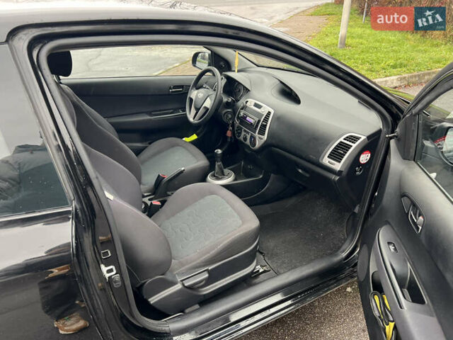 Черный Хендай и20, объемом двигателя 1.25 л и пробегом 165 тыс. км за 5100 $, фото 6 на Automoto.ua