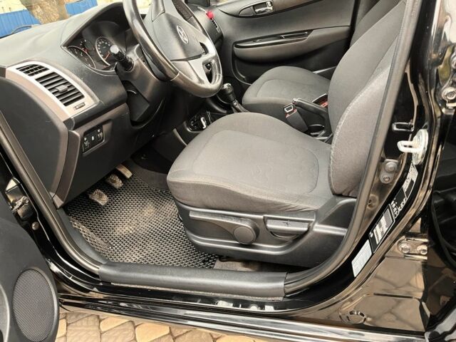 Черный Хендай и20, объемом двигателя 1.2 л и пробегом 184 тыс. км за 5000 $, фото 10 на Automoto.ua