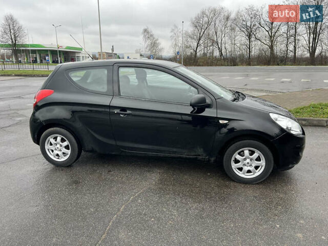 Черный Хендай и20, объемом двигателя 1.25 л и пробегом 165 тыс. км за 4599 $, фото 3 на Automoto.ua