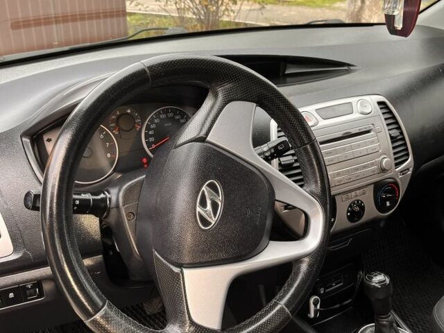 Черный Хендай и20, объемом двигателя 1.2 л и пробегом 184 тыс. км за 5000 $, фото 9 на Automoto.ua